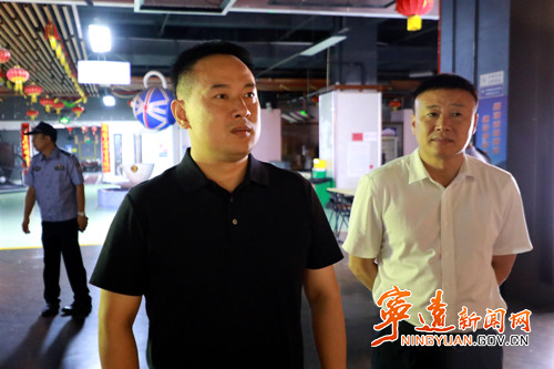 林亮亮带队开展夜间安全生产突击检查_副本500.jpg