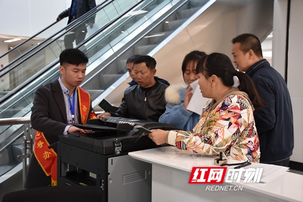 市民在咨询导办点排队复印相关证明。.jpg 市民在咨询导办点排队复印相关证明。.jpg