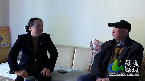 邓群走访慰问部分离退休老干部2.jpg